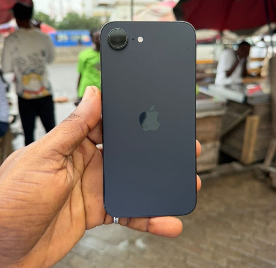 IPhone 17e — image 1 of 1